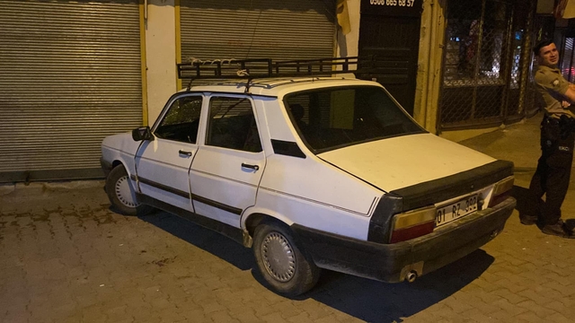 Adana'da duvara çarpan otomobildeki 3 kişi yaralandı