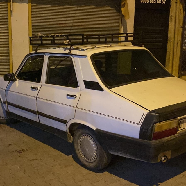 Adana'da duvara çarpan otomobildeki 3 kişi yaralandı