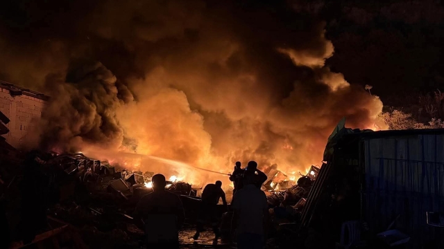 Hatay'da hurdalıktaki yangın, ağaçları yaktı