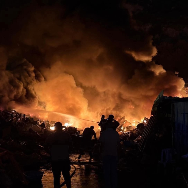 Hatay'da hurdalıktaki yangın, ağaçları yaktı