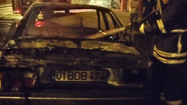 Adana'da park halindeki otomobil yandı