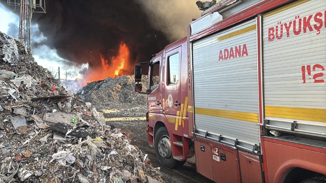 Adana'da geri dönüşüm fabrikasında çıkan yangına müdahale ediliyor