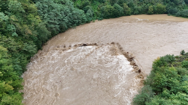 Rize ve Artvin'de selin izleri siliniyor