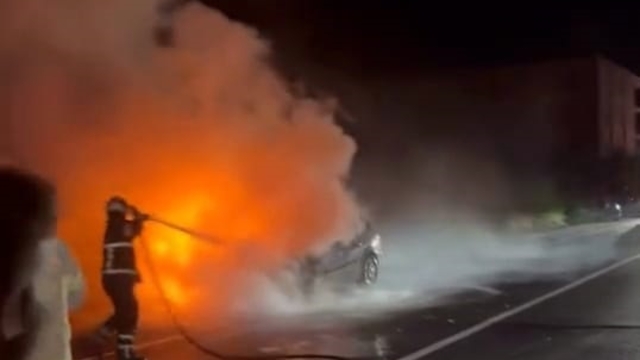 Seyir halindeyken alev alan otomobil kullanılamaz hale geldi