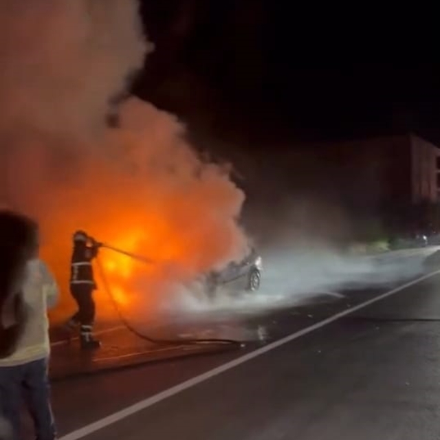 Seyir halindeyken alev alan otomobil kullanılamaz hale geldi