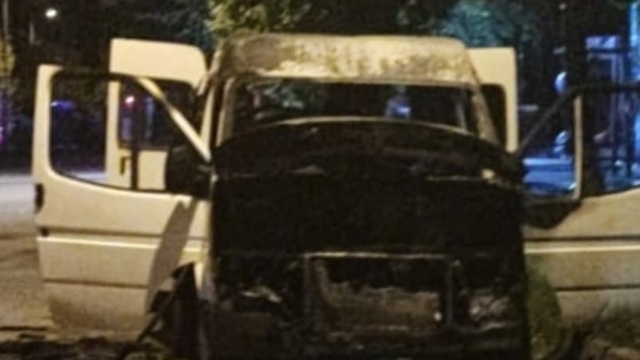 Kırklareli'nde park halindeki hafif ticari araç yandı