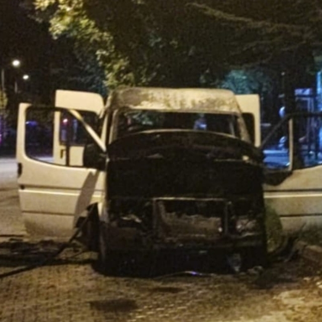 Kırklareli'nde park halindeki hafif ticari araç yandı