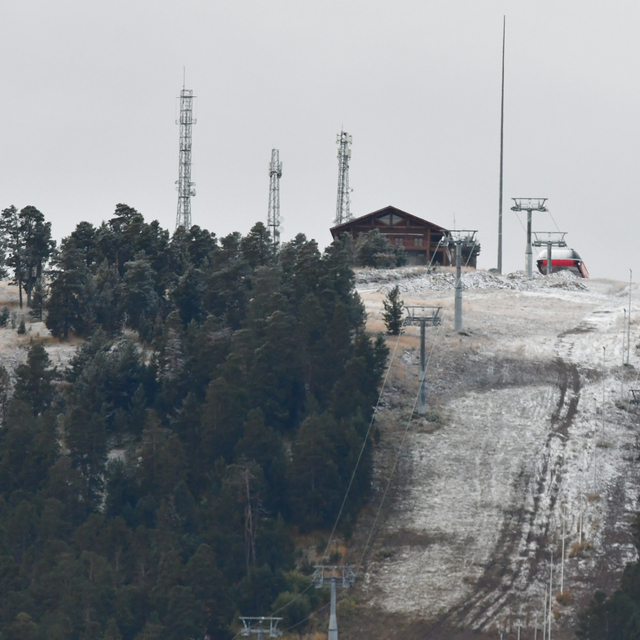 Sarıkamış Kayak Merkezi'ne mevsimin ilk karı düştü