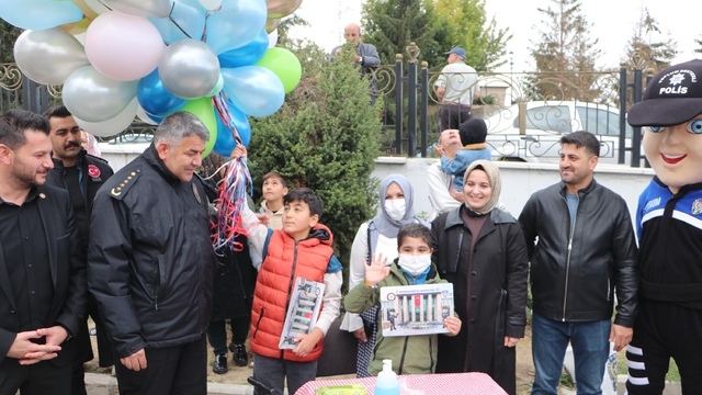 Sağlığına kavuşan Talha Sıraç, polis ağabeyleriyle buluşup motosiklete bindi, balon uçurdu