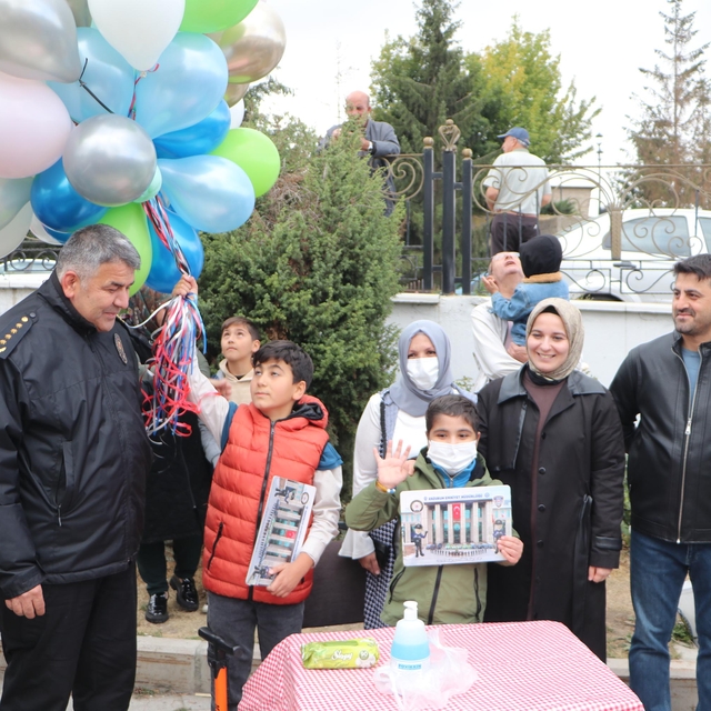 Sağlığına kavuşan Talha Sıraç, polis ağabeyleriyle buluşup motosiklete bind...