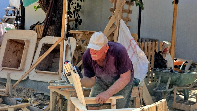 Depremde yıkılan atölyesini yeniden ayağa kaldırıp, el sanatını yaşatıyor