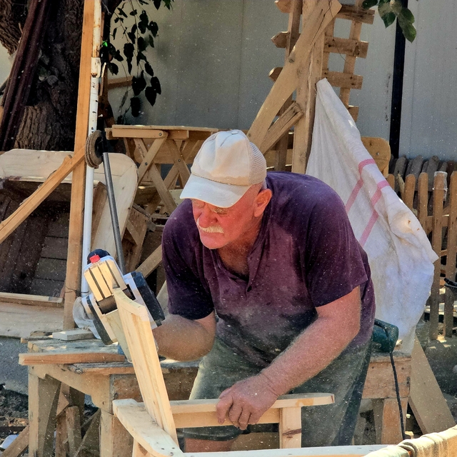 Depremde yıkılan atölyesini yeniden ayağa kaldırıp, el sanatını yaşatıyor