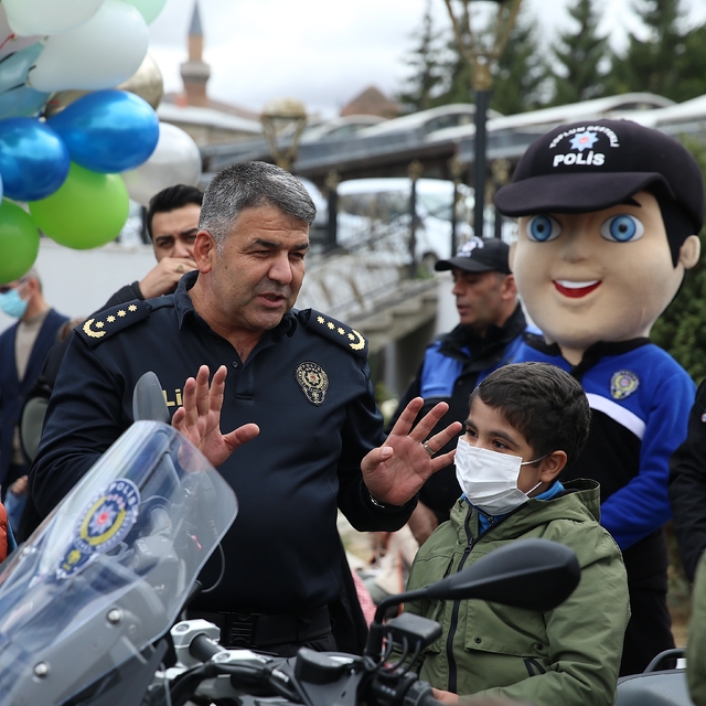 İlik nakli olan Sıraç'ın polislerle balon uçurma isteği yerine getirildi