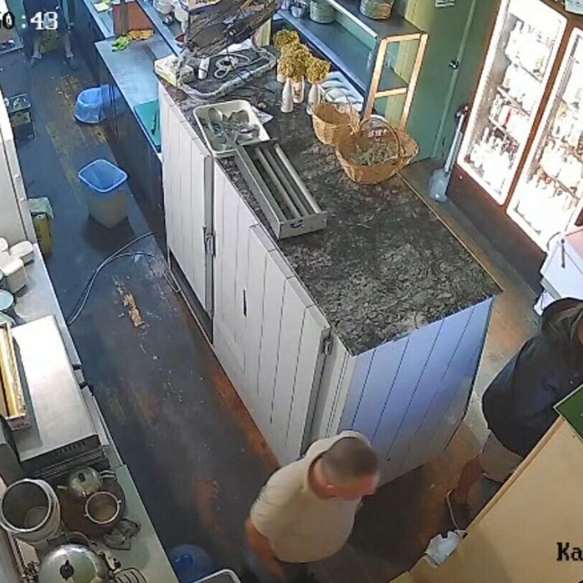 2 arkadaş, restoranda hesabı ödemeden kaçtı; o anlar kamerada