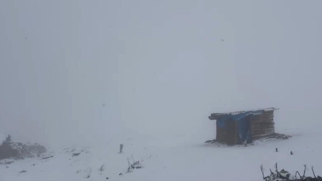Ardahan'ın yüksek kesimlerine kar yağdı