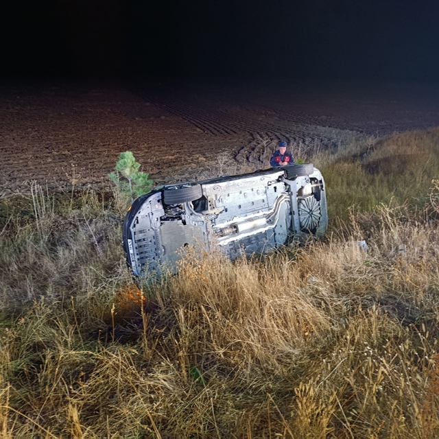 Sivas'ta şarampole devrilen otomobildeki 5 kişi yaralandı