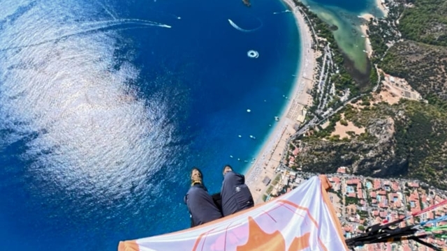 Fethiye'de Alzheimer farkındalığı için yamaç paraşütü uçuşu yapıldı