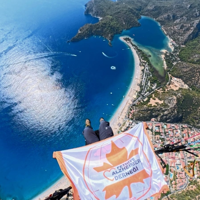Fethiye'de Alzheimer farkındalığı için yamaç paraşütü uçuşu yapıldı