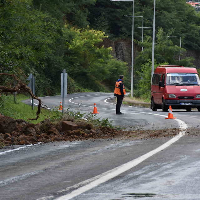Trabzon'da toprak kayması nedeniyle Sera Gölü yolunda ulaşım kontrollü sağl...
