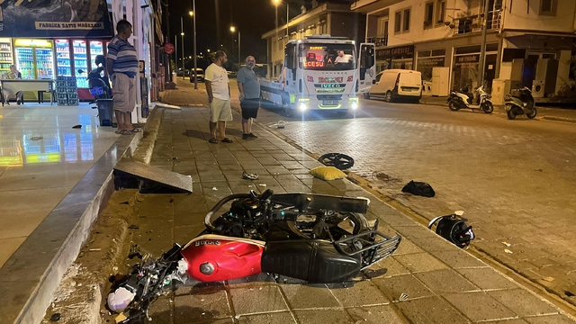 Manevra yapan otomobile çarpan, motosikletin sürücüsü öldü