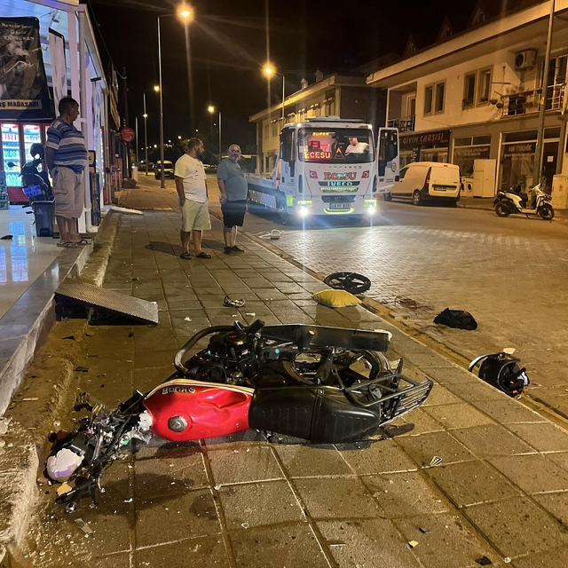 Manevra yapan otomobile çarpan, motosikletin sürücüsü öldü