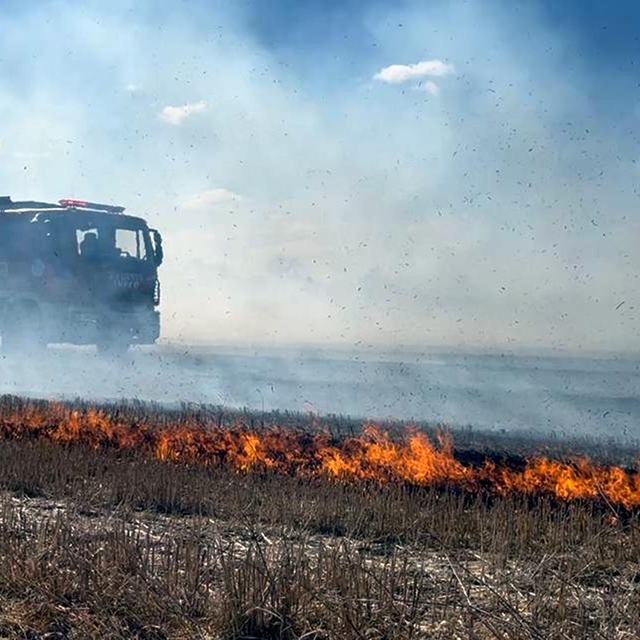 Anız yangınında alevler çiftliklere ulaşmadan kontrol altına alındı