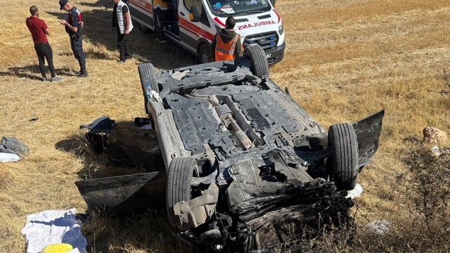 Uşak'ta tarlaya devrilen otomobildeki 2 kişi yaralandı