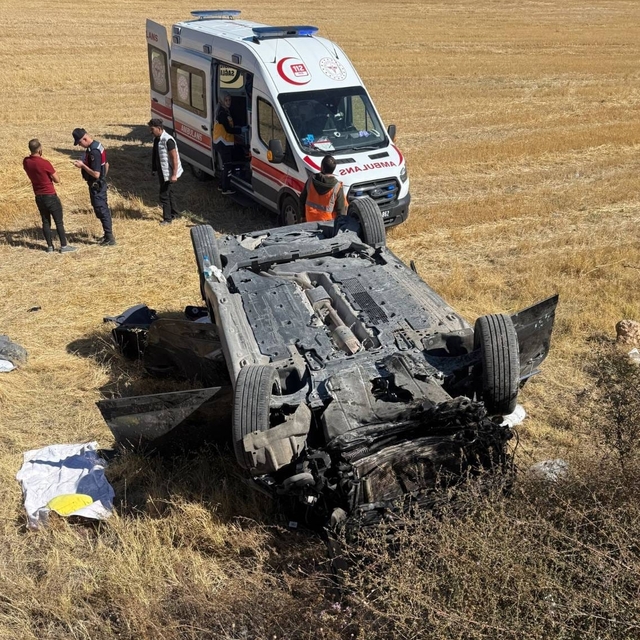 Uşak'ta tarlaya devrilen otomobildeki 2 kişi yaralandı