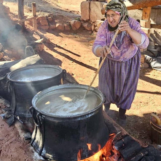 Bolu'da köylüler geleneksel yöntemlerle üzüm pekmezi üretiyor