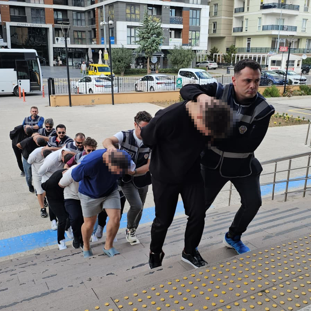 Şehit ailesini dolandıran 11 şüpheli adliyede