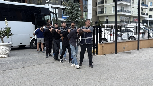 Edirne'de şehit ailesini dolandıran 11 şüpheli adliyede