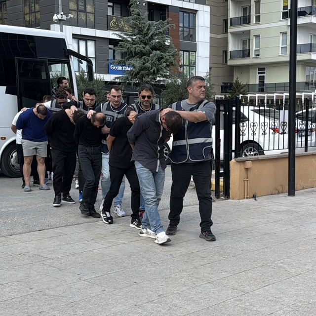 Edirne'de şehit ailesini dolandıran 11 şüpheli adliyede