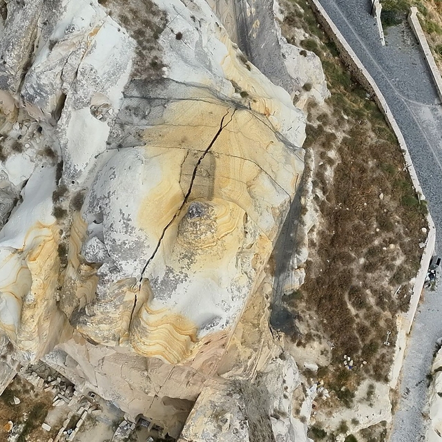 Nevşehir'in simge noktalarından Kadıkalesi'nden kaya parçası düştü; 3 ev ta...