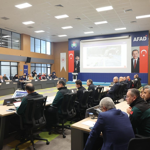 Rize'de etkili olan sağanağa ilişkin AFAD Müdürlüğü'nde koordinasyon toplan...