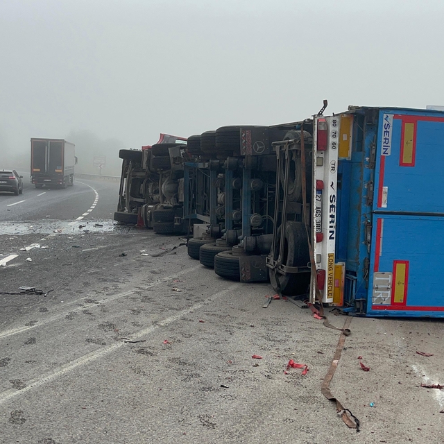 Çankırı'da devrilen tırın sürücüsü yaralandı