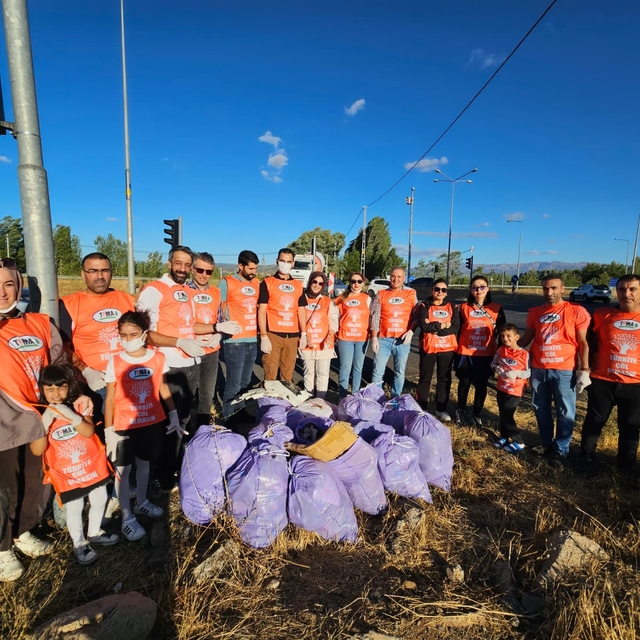 Bingöl'de Dünya Temizlik Günü kapsamında çevre temizliği yapıldı