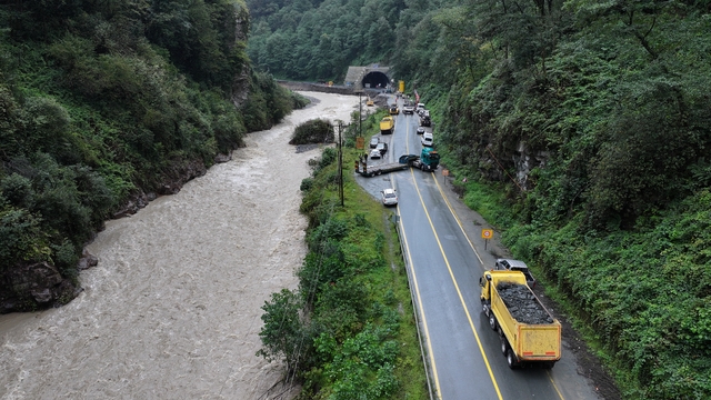 Bakanlar Uraloğlu ile Bak, Çamlıhemşin-Ayder Yaylası yolunda incelemede bulundu