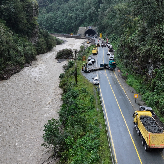 Bakanlar Uraloğlu ile Bak, Çamlıhemşin-Ayder Yaylası yolunda incelemede bul...