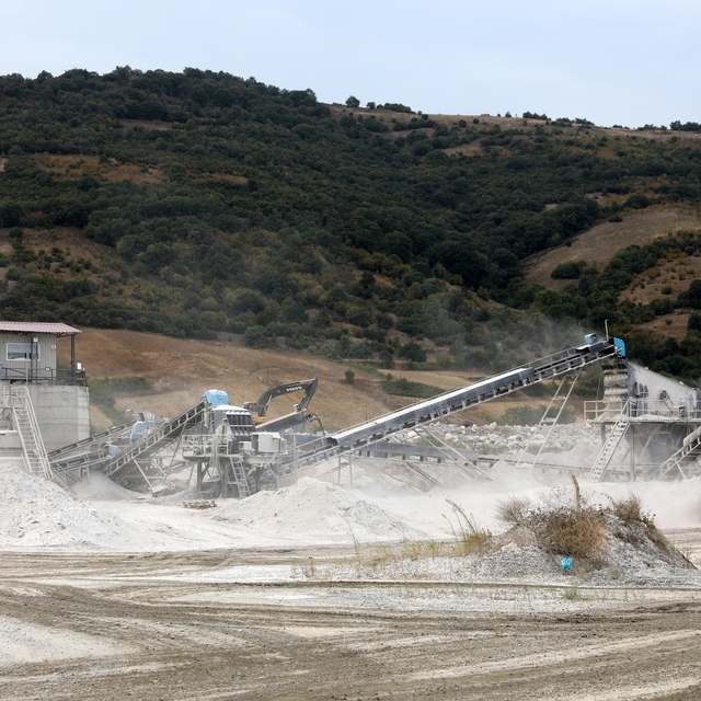 Samsun'da kırsalda kalıcı beton yol çalışmaları sürüyor