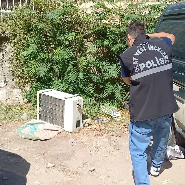 Şehzadeler'de hırsızlık zanlısı çaldığı klimayı satarken yakalandı