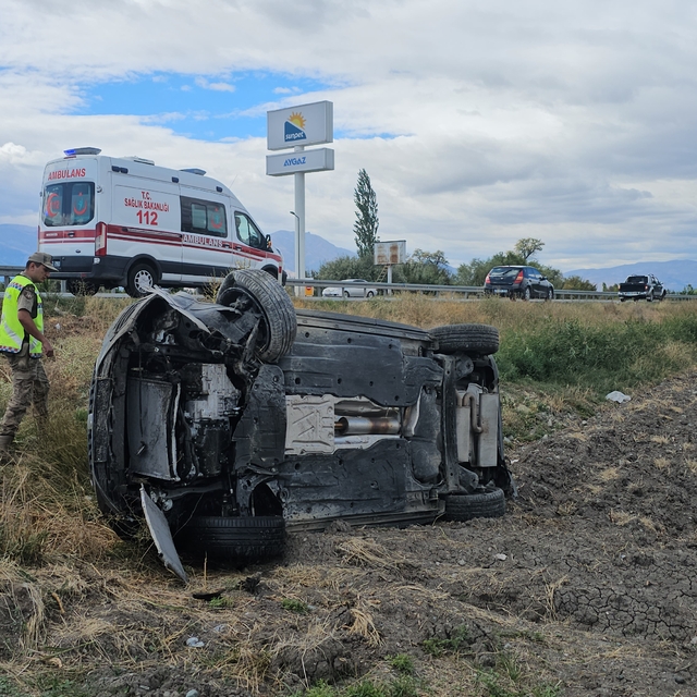 Erzincan'da takla atan otomobilde sıkışanları sağlık ve polis ekipleri kurt...