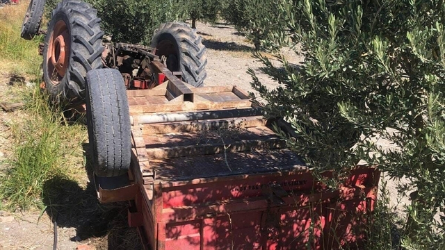 Devrilen traktörün sürücüsü öldü