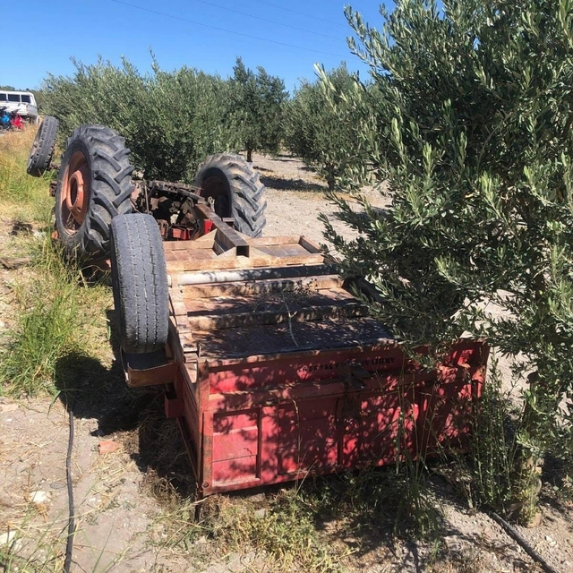 Devrilen traktörün sürücüsü öldü