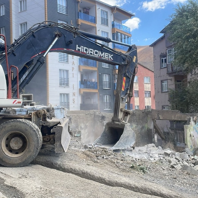 Hakkari'de metruk yapıların yıkımı sürüyor