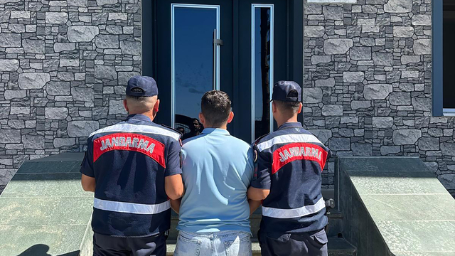 Alanya'da orman yangınının kontrol altına alınmasının ardından soğutma çalışmaları başlatıldı