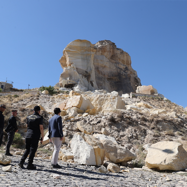 Nevşehir'de Kadıkalesi'nden kopan kaya parçası düştü
