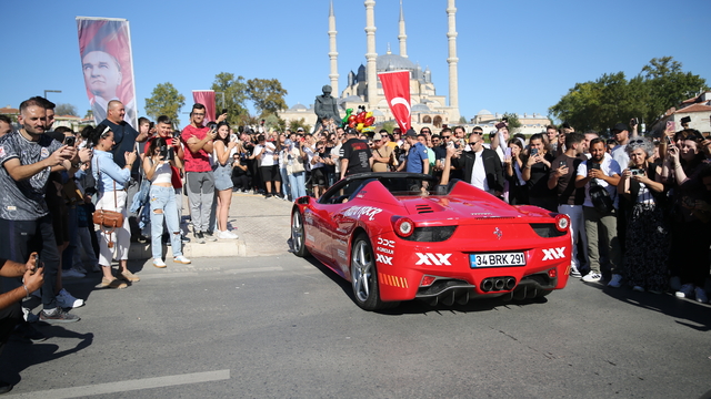 Selimiye Meydanı'nda "Gumball 3000 Rallisi" kapsamında lüks ve spor araçlar sergilendi
