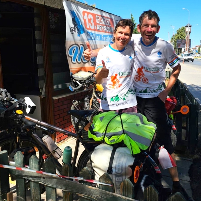 Bisiklet tutkunu turist çift, Beyşehir'de mola verdi