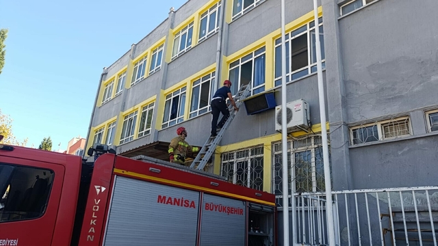 Manisa'da okulda mahsur kalan 3 öğrenciyi itfaiye kurtardı