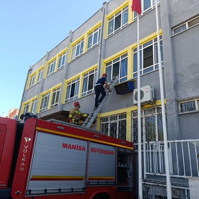 Manisa'da okulda mahsur kalan 3 öğrenciyi itfaiye kurtardı